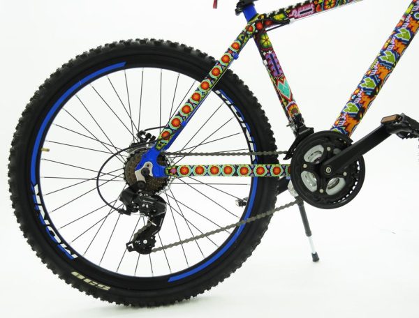 Bicicleta Monk Rodada 26 cuadro de aluminio finamente intervenida por maestros artesanos huicholes.